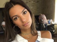 Jemný náhrdelník s perličkami si obľúbila ja známa modelka Emily