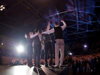 Za zrodom tejto pieňe stojí aj Ondrej Kandráč, ktorý je súčasťou skupiny s názvom Kandráčovci