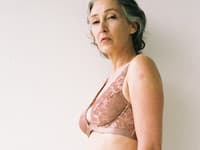 Značka spodnej bielizne Lonely Lingerie použila na svoju novú kampaň 57 ročnú modelku