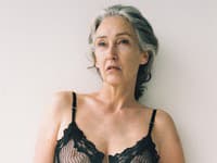 Značka spodnej bielizne Lonely Lingerie použila na svoju novú kampaň 57 ročnú modelku