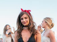 Vzroované nohavice a podprsenka namiesto topu sú extravagantné a sexi