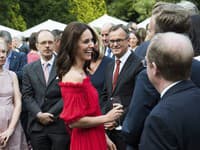 V červených šatách britského dizajnéra Alexandra McQueena doslova žiarila a vyzerala až étericky