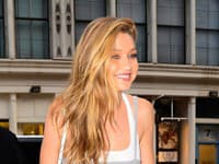Slnkom pobozkané vlasy v podaní Gigi Hadid