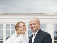 Nevesta sa vydávala v svadobných šatách od ateliéru Pronovias Barcelona zo svadobného salónu WEM Márie Miklánkovej