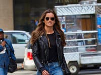 Dlhonohá modelka Izabel Goulart v jednoduchom štýle