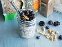 Chia puding s černicami a čučoriedkami