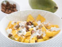 Čerstvé mango s mandľami a cottage syrom
