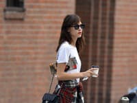 Modelka Alexa Chung využila prvky školskej uniformy a károvaných vzorov