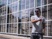 Predstavujeme vám úspešného slovenského DJa, ktorý so svojím novým trackom spustil doslovný ošiaľ