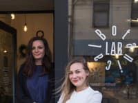 Zuzka a Lenka majiteľky prekrásneho botanického laboratória