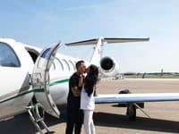 Známy módny návrhár a jeho sexi polovička si užívajú luxusný život