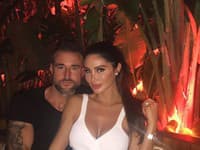 Známy módny návrhár a jeho sexi polovička si užívajú luxusný život