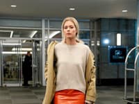 Oranžová kožená sukňa patrí k extravagantným prvkom tejto sezóny