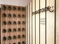 V priestoroch Foodstocku vás privítajú ikonické mačky
