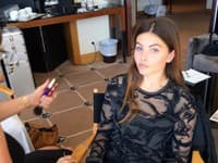 Príťažlivá brunetka patrí pod známu modelingovú agentúru IMG