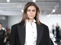 Modelka Taylor Hill v bielej štýlovej košeli