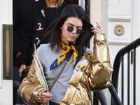 Modelka Kendall Jenner a jej výrazná šatka na krk