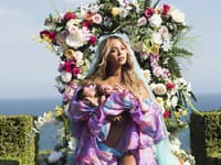 Dvojičky, ktoré Beyoncé porodila začiatkom tohto leta, majú dnes už zopár mesiacov a zatiaľ bola zverejnená len jedna fotografia mamy so svojimi ratolesťami