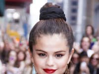 Speváčka Selena Gomez podľahla retro vlasovému doplnku