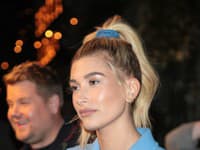 Modelka Hailey Baldwin a jej dokonalý retro look s použitím gumičky