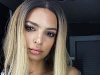 Modelka použila parochňu, ktorá nebola celá blond, ale sa do blond od vrchu hlavy postupne dostala, a vyzerala sexi