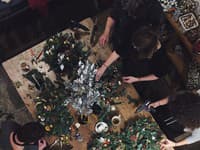 Dokonalý adventný veniec si dokážete hravo pripraviť aj doma