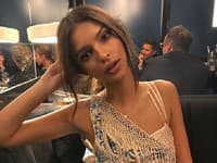 Hovorí sa, že vlasy sú korunou krásy každej ženy. Emily to vie, a preto v skutočnosti stavia na svojej prirodzene tmavej hrive