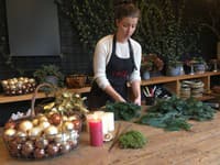 Adventný veniec si hravo zvládnete vyrobiť aj doma