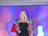 Sympatická blondínka sa na móle predviedla v štyroch outfitoch