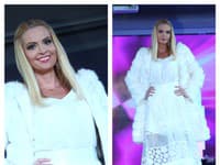 Sympatická blondínka sa na móle predviedla v štyroch outfitoch a vyzerala božsky