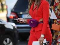 Color blocking v kombinácii s týmto doplnkom vyzerá skvele
