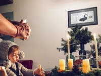 Spoločné stavanie adventného kalendára vyzerá skutočne tradične