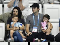 Hereckí kolegovia a manželia, Ashton Kutcher a Mila Kunis, si zaužívali jednu zvláštnu vianočnú tradíciu, ktorá sa týka ich detí