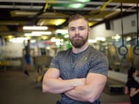 Fitnes tréner Marek Blahušiak a jeho séria cvičení pre ženy aj mužov