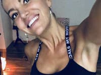 Krásna speváčka vyzerá perfektne