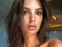 Emily Ratajkowski hviezdou horúceho adventného kalendára