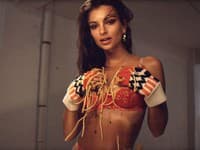 Pozrite si zvodné video so sexbombou Emily Ratajkowski