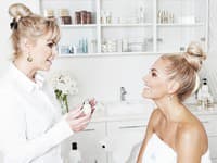 Dara obľubuje ENVY Therapy®. Na akom princípe tento jedinečný systém starostlivosti o pleť funguje, jej pred slavnostným otvorením ENVY x Priveé objasnila MUDr.Zuzana Kožuchová, primárka dermatológie Kliniky ENVY v Košiciach.