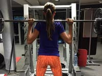 Daniela nedá dopustiť na drepy so závažím 