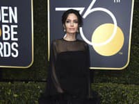 Herečka Angelina Jolie ako tajomná kráľovná