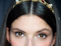 Na prehliadke Dolce&Gabbana kraľovali ozdobné čelenky