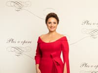 Zuzana Mauréry v červenej róbe mala tú česť moderovať 17.ročník dobročinného Plesu v opere.