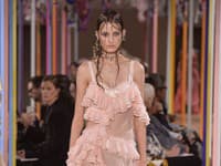 Módna šou známej značky Alexander McQueen
