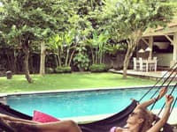 Speváčka Dara Rolins oddychuje na Bali