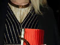 Červená farba sa dokonale hodí k čiernym a zlatým detailom