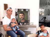 Cristiano si takto zapózoval so svojimi deťmi, Cristianom Ronaldom Juniorom a dvojičkami Mateom a Mariou