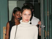 Bella Hadid a jej krémové šaty s rolákom