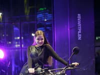 Nové dizajnové motocykle si prišla pozrieť aj speváčka Natália Hatalová