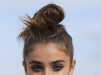 Mladá kráska Taylor Hill je dokonalým príkladom štýlového drdola 