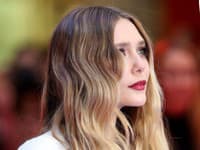 Chladné blond odtiene herečky Elizabeth Olsen inšpirované 90. rokmi sme si naozaj obľúbili